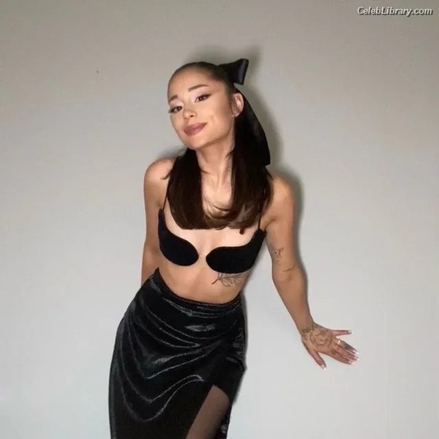 Ariana Grande photo 15 of 3118