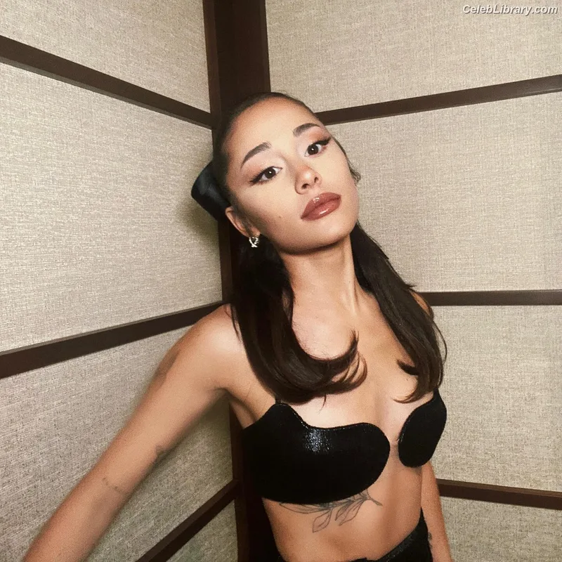 Ariana Grande photo 16 of 3118