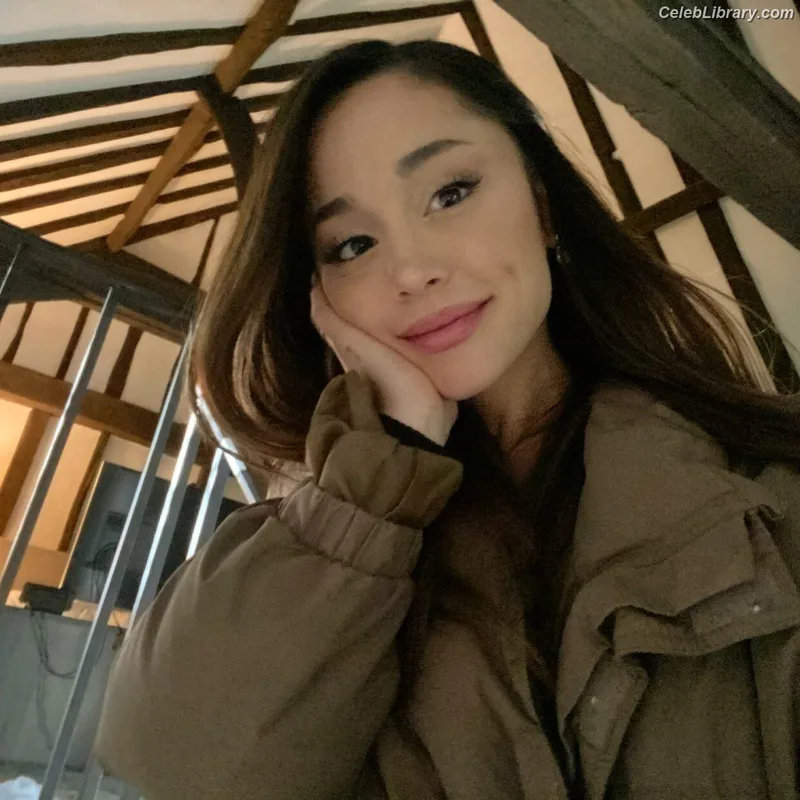 Ariana Grande photo 19 of 3118