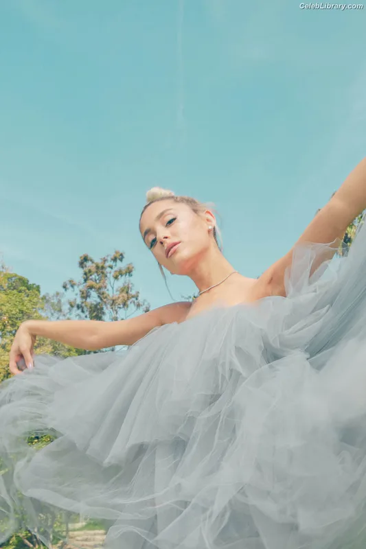 Ariana Grande photo 23 of 3118