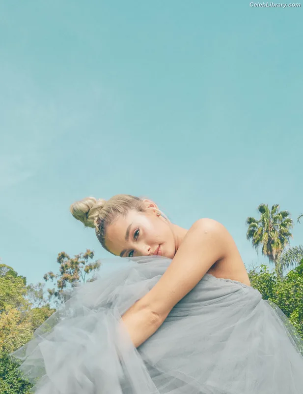 Ariana Grande photo 24 of 3118