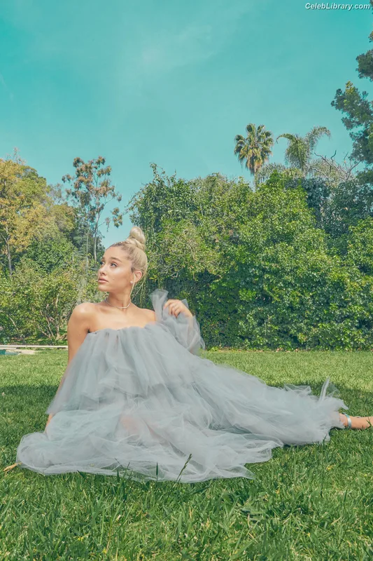 Ariana Grande photo 1 of 3118
