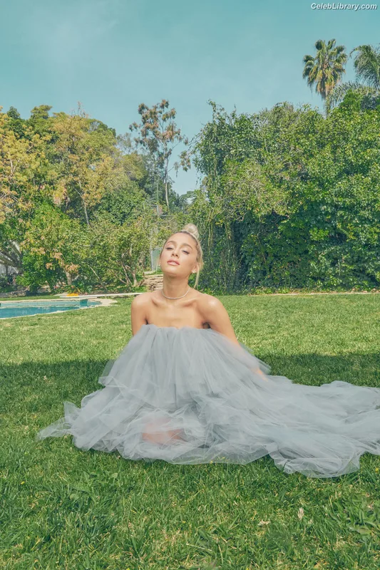 Ariana Grande photo 2 of 3118