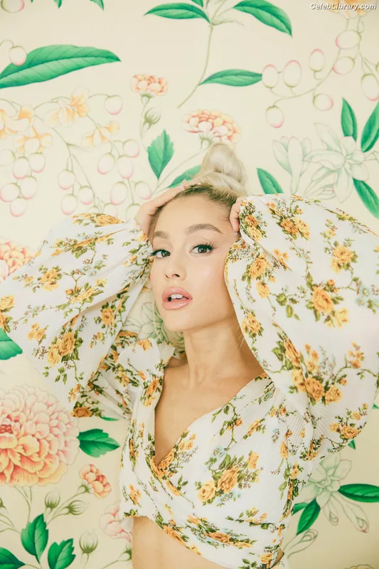 Ariana Grande photo 3 of 3118