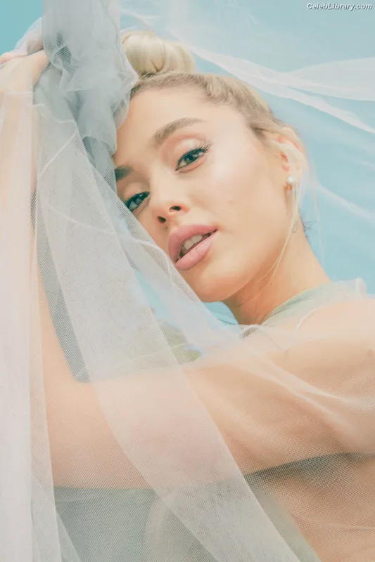 Ariana Grande photo 4 of 3118
