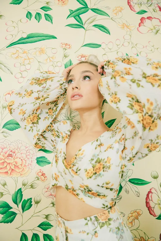 Ariana Grande photo 5 of 3118