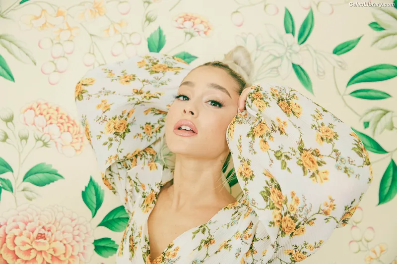 Ariana Grande photo 6 of 3118