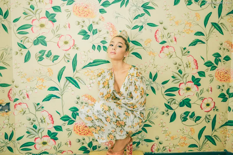 Ariana Grande photo 7 of 3118