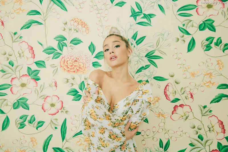 Ariana Grande photo 8 of 3118