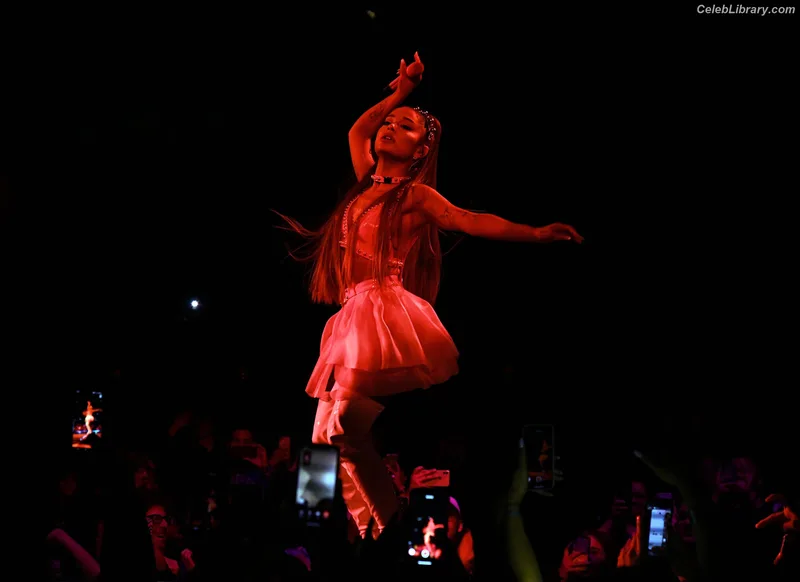 Ariana Grande photo 9 of 3118