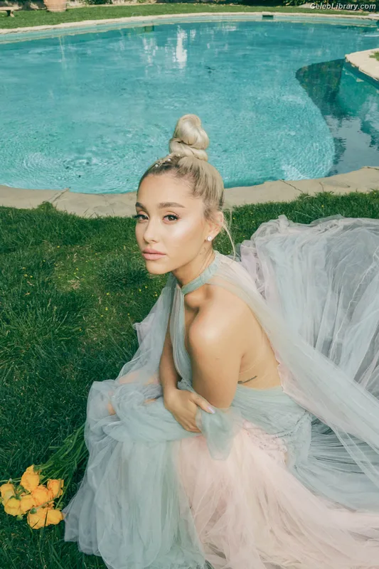 Ariana Grande photo 11 of 3118