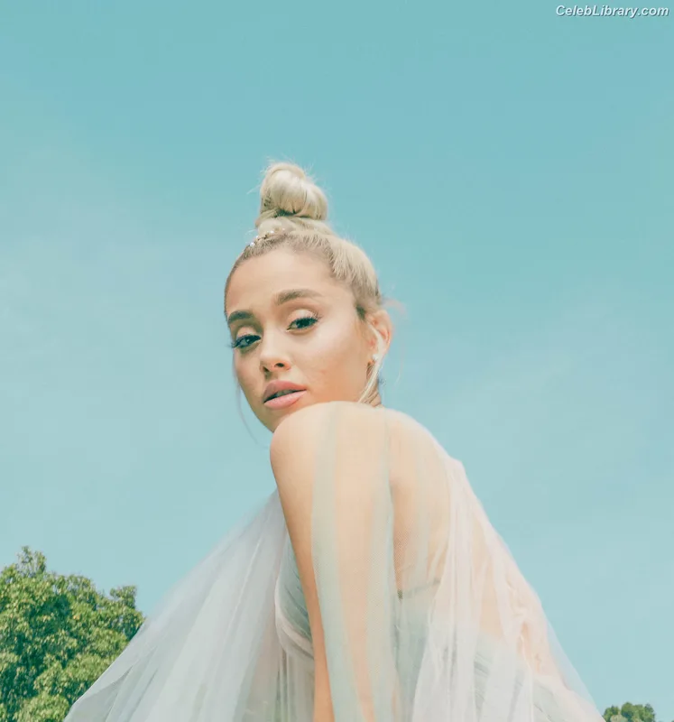 Ariana Grande photo 12 of 3118