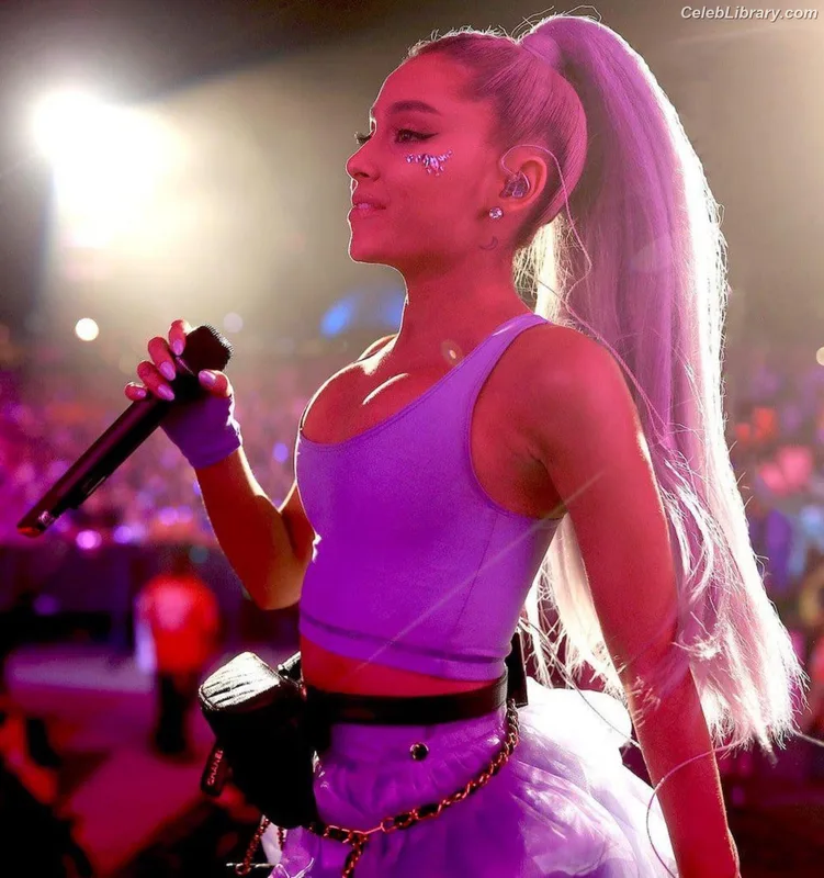 Ariana Grande photo 14 of 3118