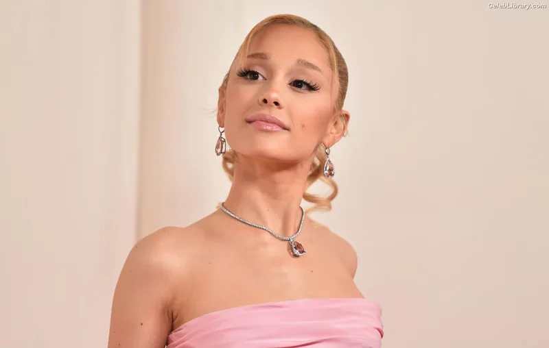 Ariana Grande photo 15 of 3118