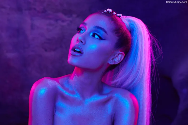 Ariana Grande photo 16 of 3118