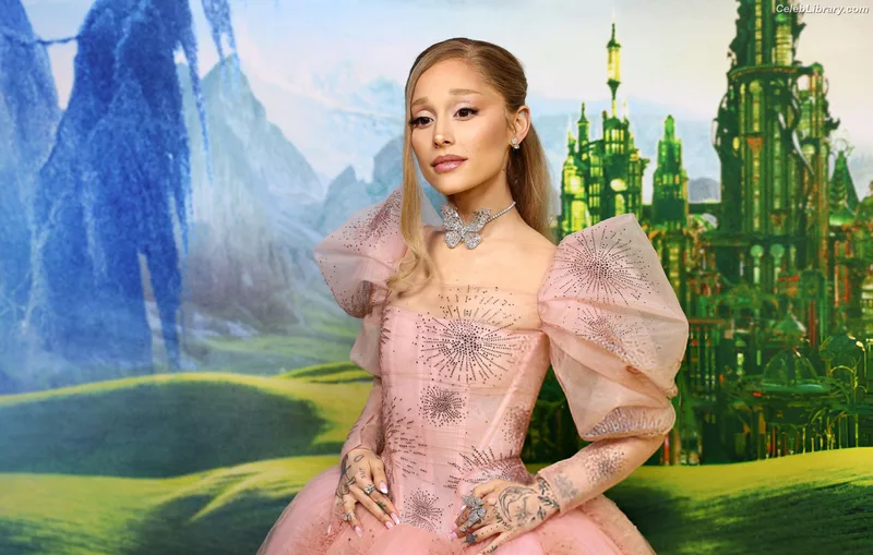 Ariana Grande photo 17 of 3118