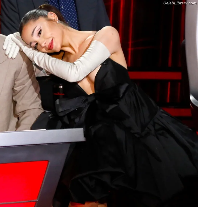 Ariana Grande photo 18 of 3118