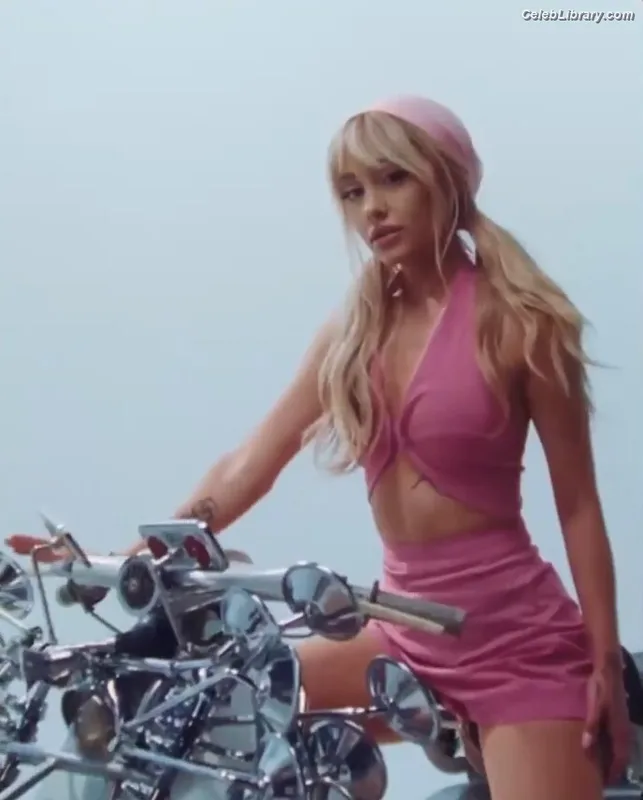 Ariana Grande photo 23 of 3118