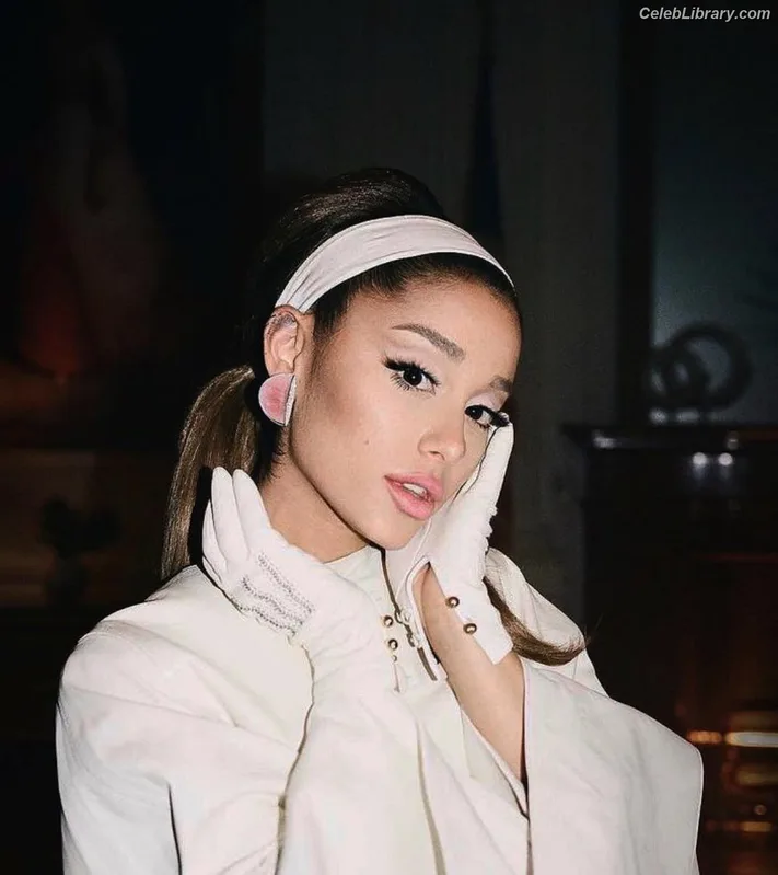 Ariana Grande photo 2 of 3118