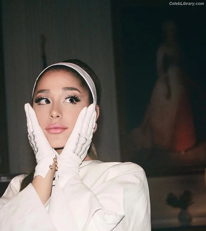 Ariana Grande photo 3 of 3118