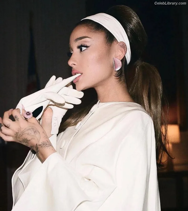 Ariana Grande photo 4 of 3118