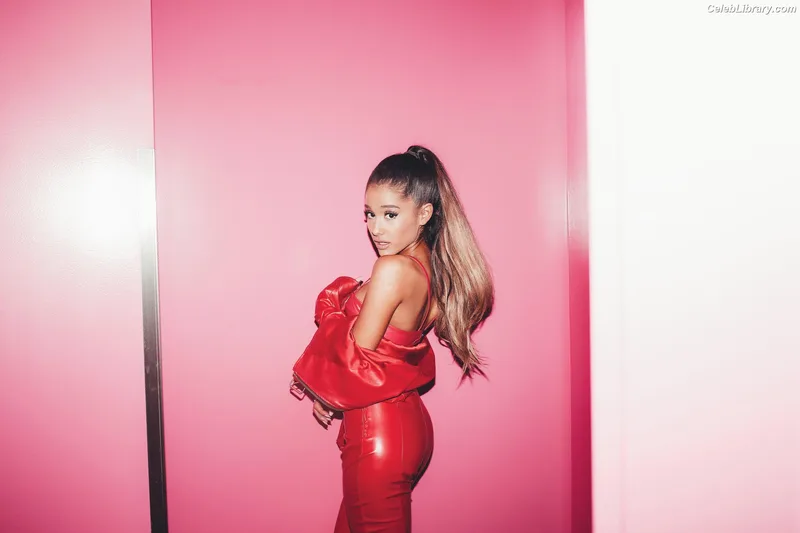 Ariana Grande photo 5 of 3118