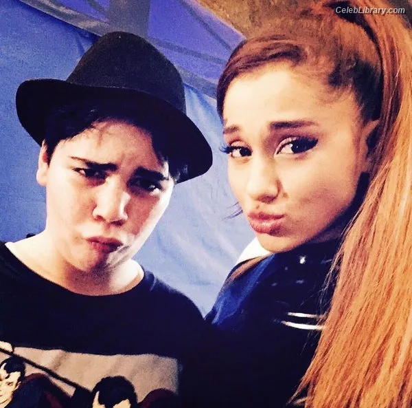 Ariana Grande photo 7 of 3118