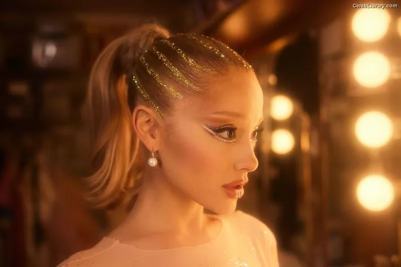 Ariana Grande photo 15 of 3118