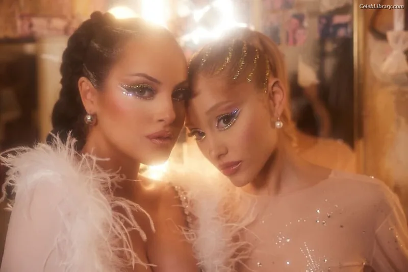 Ariana Grande photo 20 of 3118