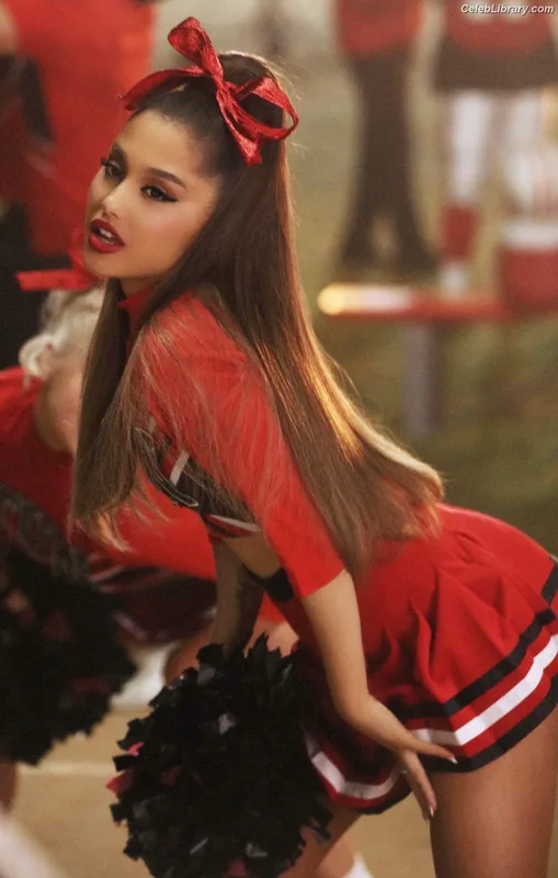 Ariana Grande photo 9 of 3118