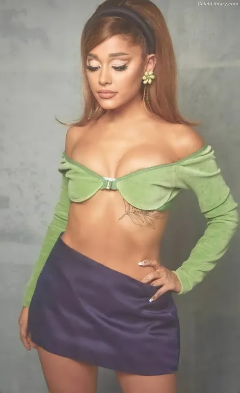 Ariana Grande photo 10 of 3118