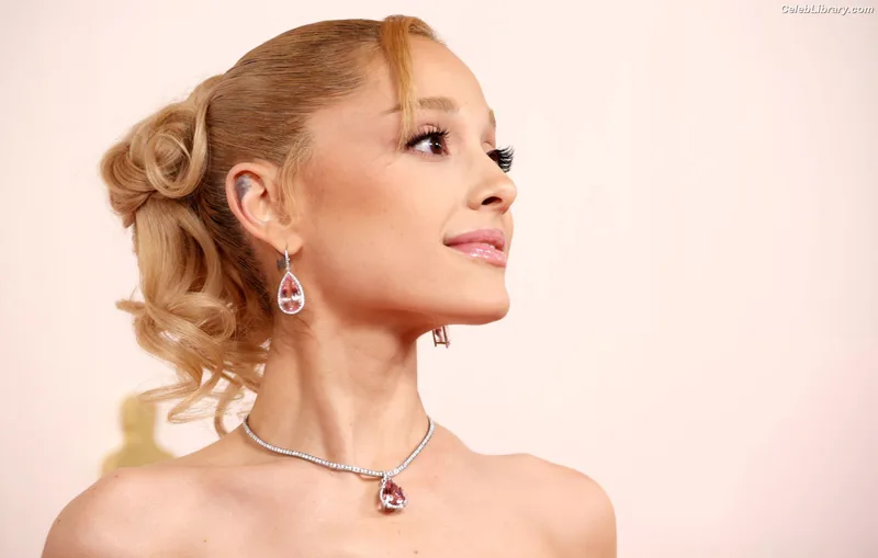 Ariana Grande photo 11 of 3118
