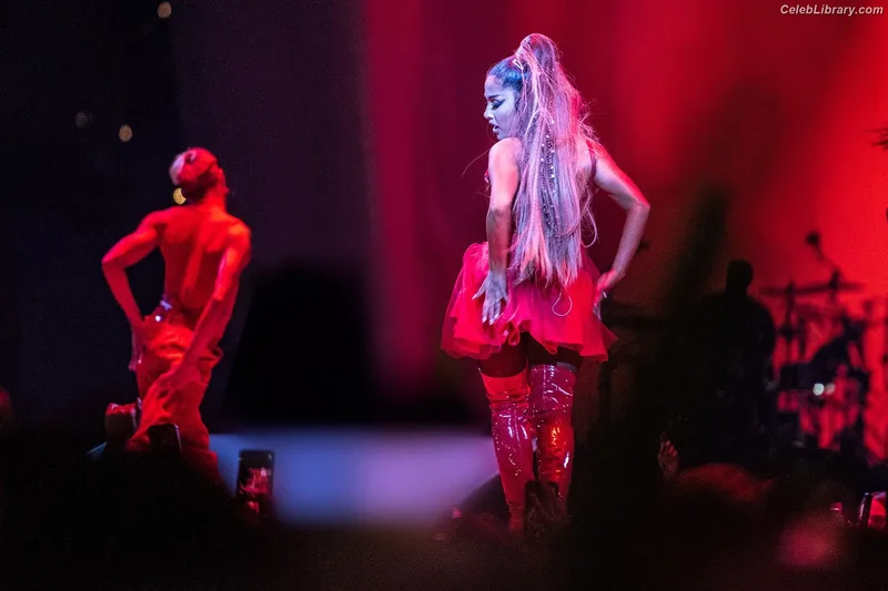 Ariana Grande photo 14 of 3118