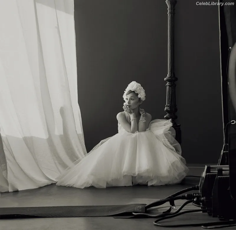 Ariana Grande photo 15 of 3118