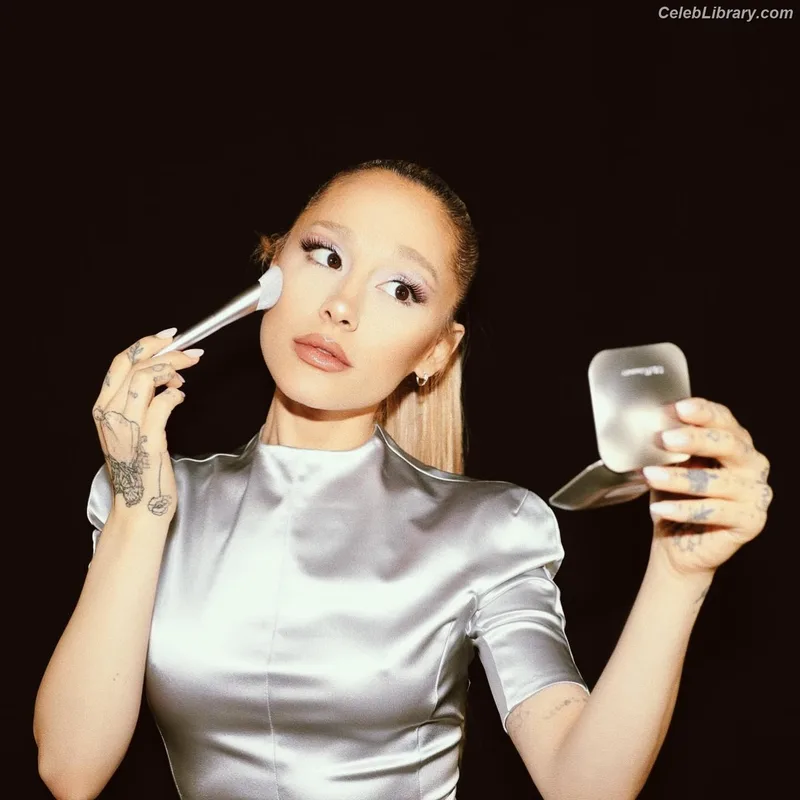Ariana Grande photo 16 of 3118