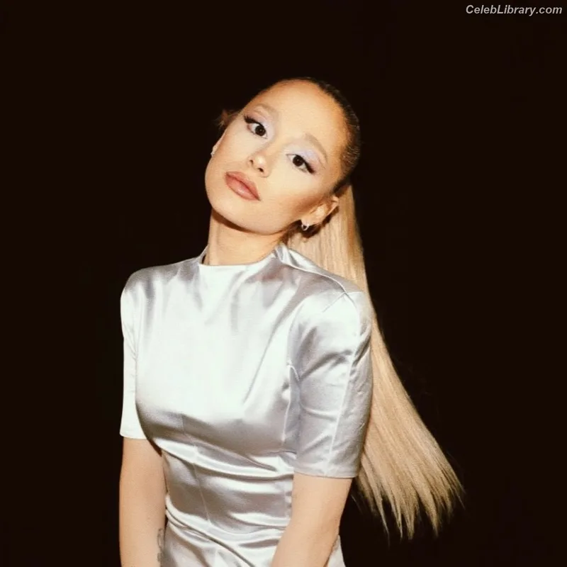 Ariana Grande photo 17 of 3118