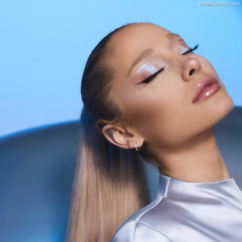 Ariana Grande photo 19 of 3118