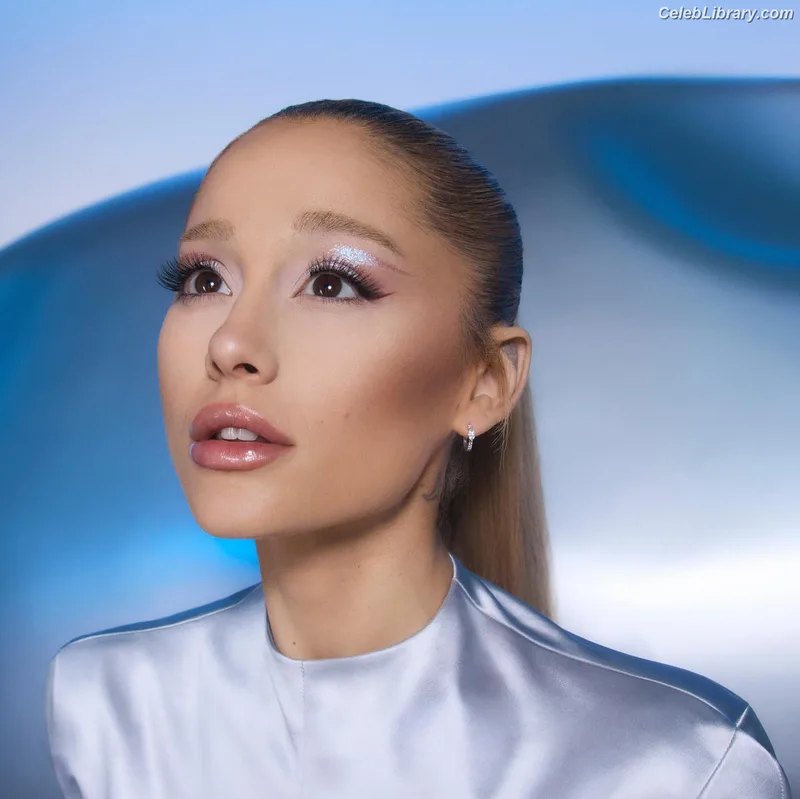 Ariana Grande photo 20 of 3118