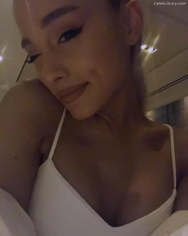 Ariana Grande photo 24 of 3118