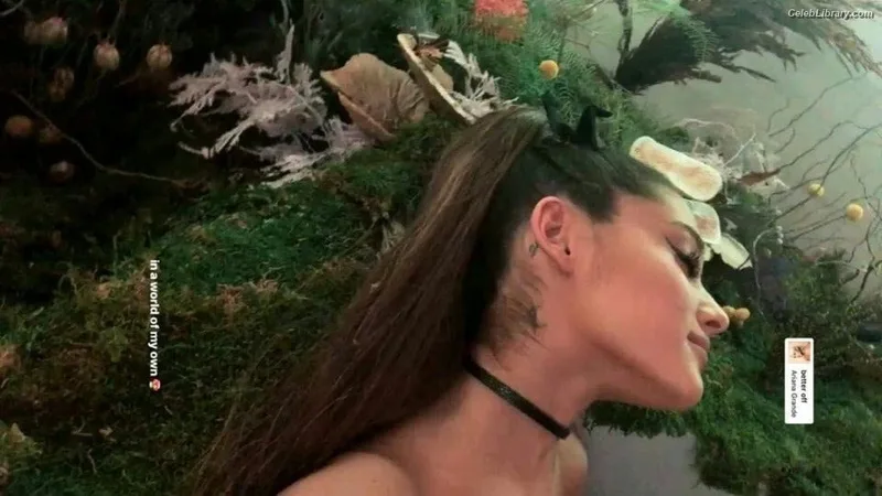 Ariana Grande photo 1 of 3118