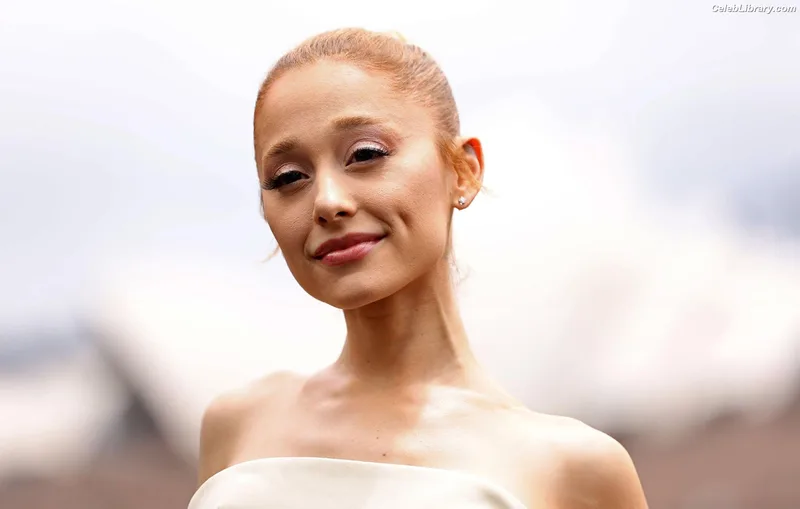 Ariana Grande photo 10 of 3118