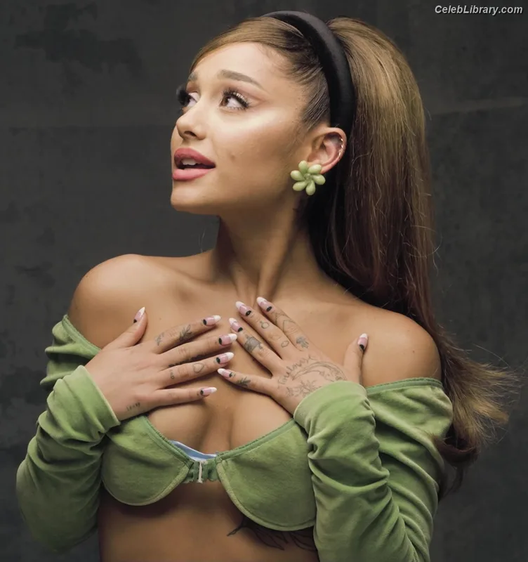 Ariana Grande photo 12 of 3118