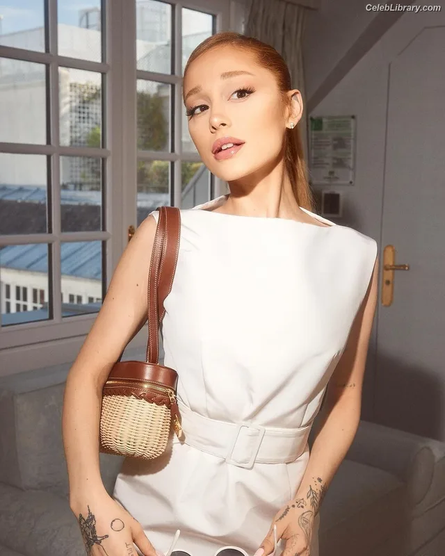 Ariana Grande photo 16 of 3118