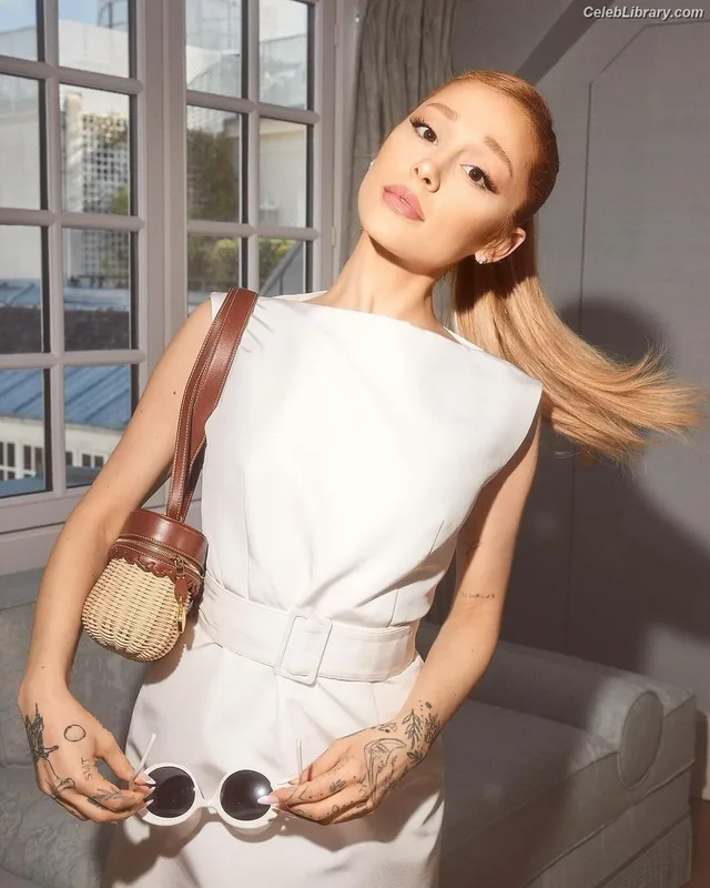 Ariana Grande photo 17 of 3118
