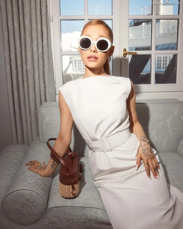 Ariana Grande photo 19 of 3118