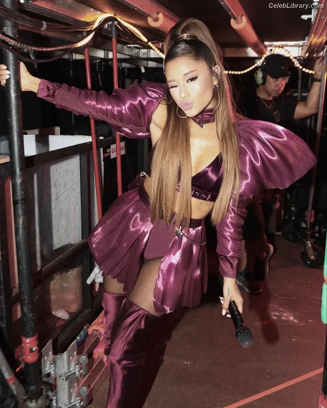 Ariana Grande photo 22 of 3118