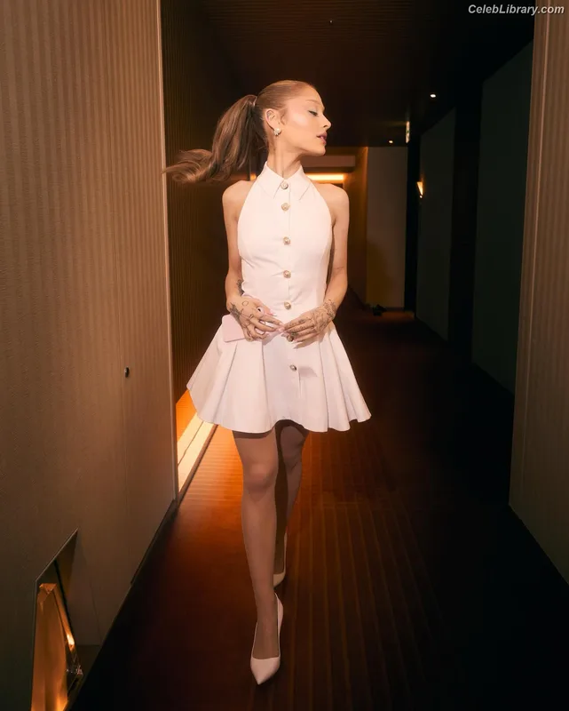Ariana Grande photo 4 of 3118