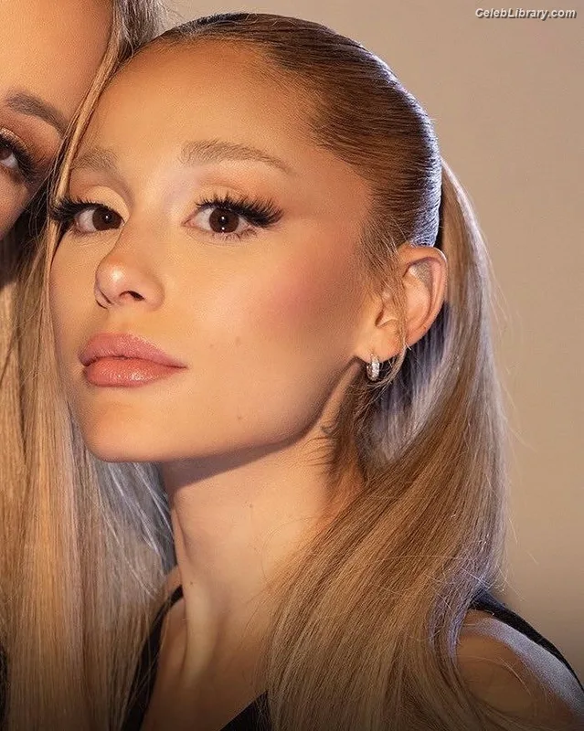 Ariana Grande photo 5 of 3118