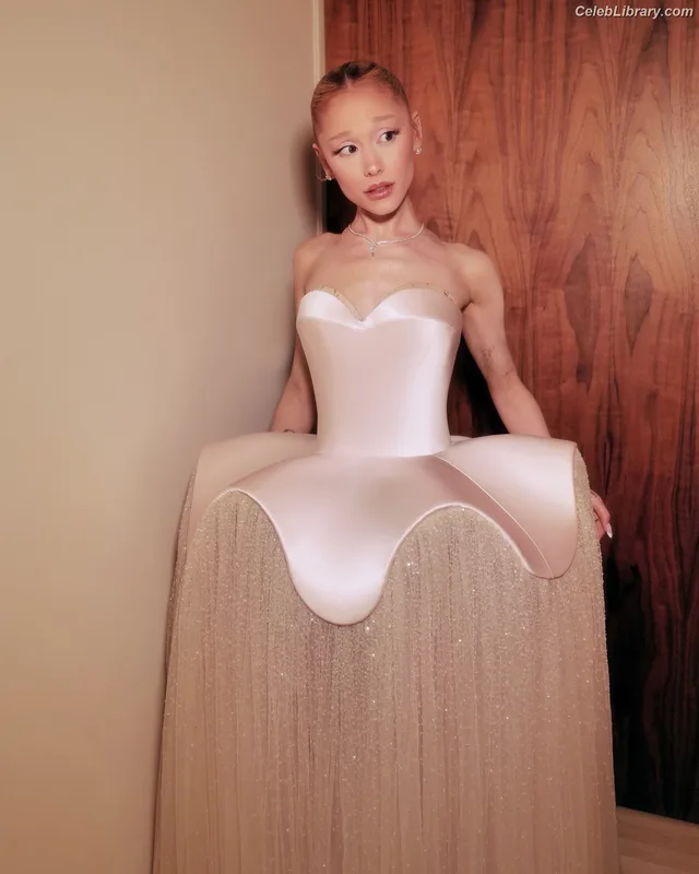 Ariana Grande photo 8 of 3118