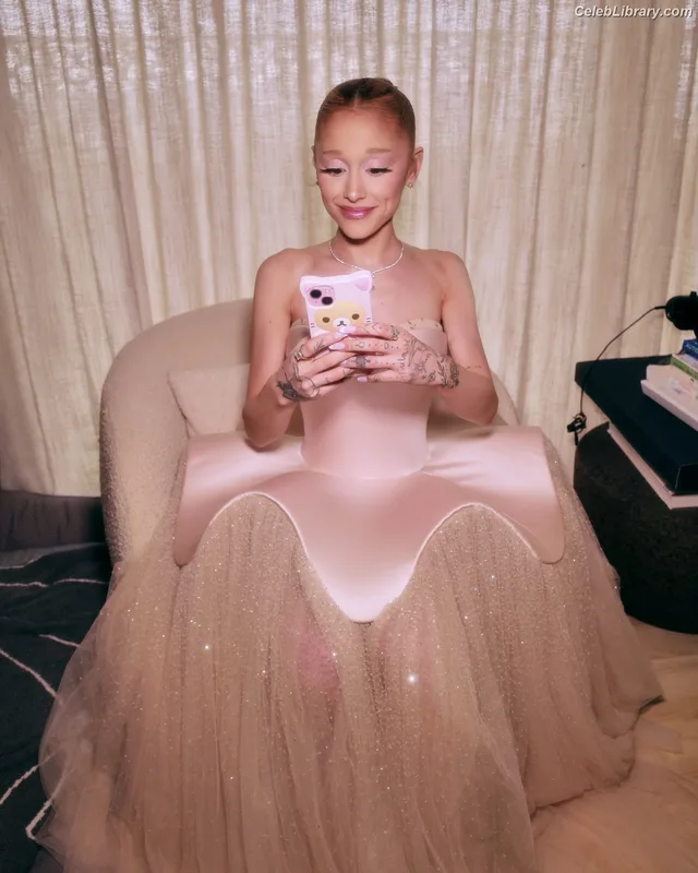 Ariana Grande photo 9 of 3118